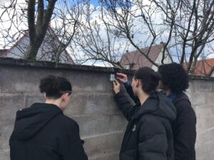 ICU : Lycéens posant des capteurs de températures