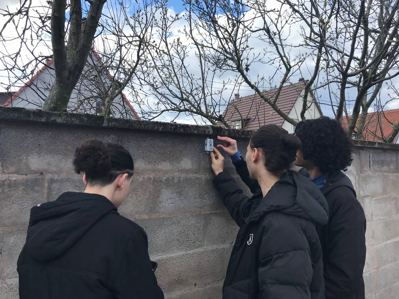 ICU : Lycéens posant des capteurs de températures