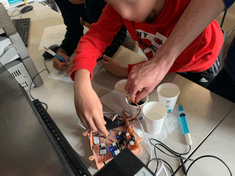 Enfant autour d'un montage électronique pendant un club CreaBot