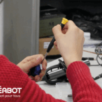 Un enfant participant au club de robotique organisé par Savoirs Vivants qui monte un robot