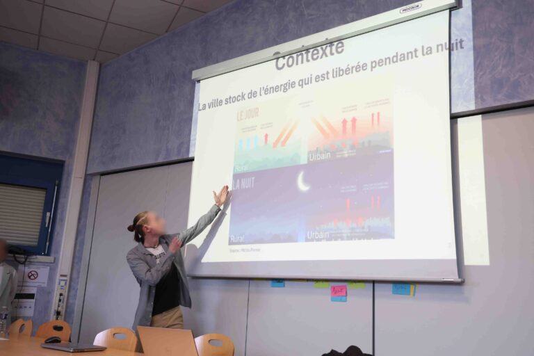 Lycéen présentant le projet des îlots de chaleur urbains
