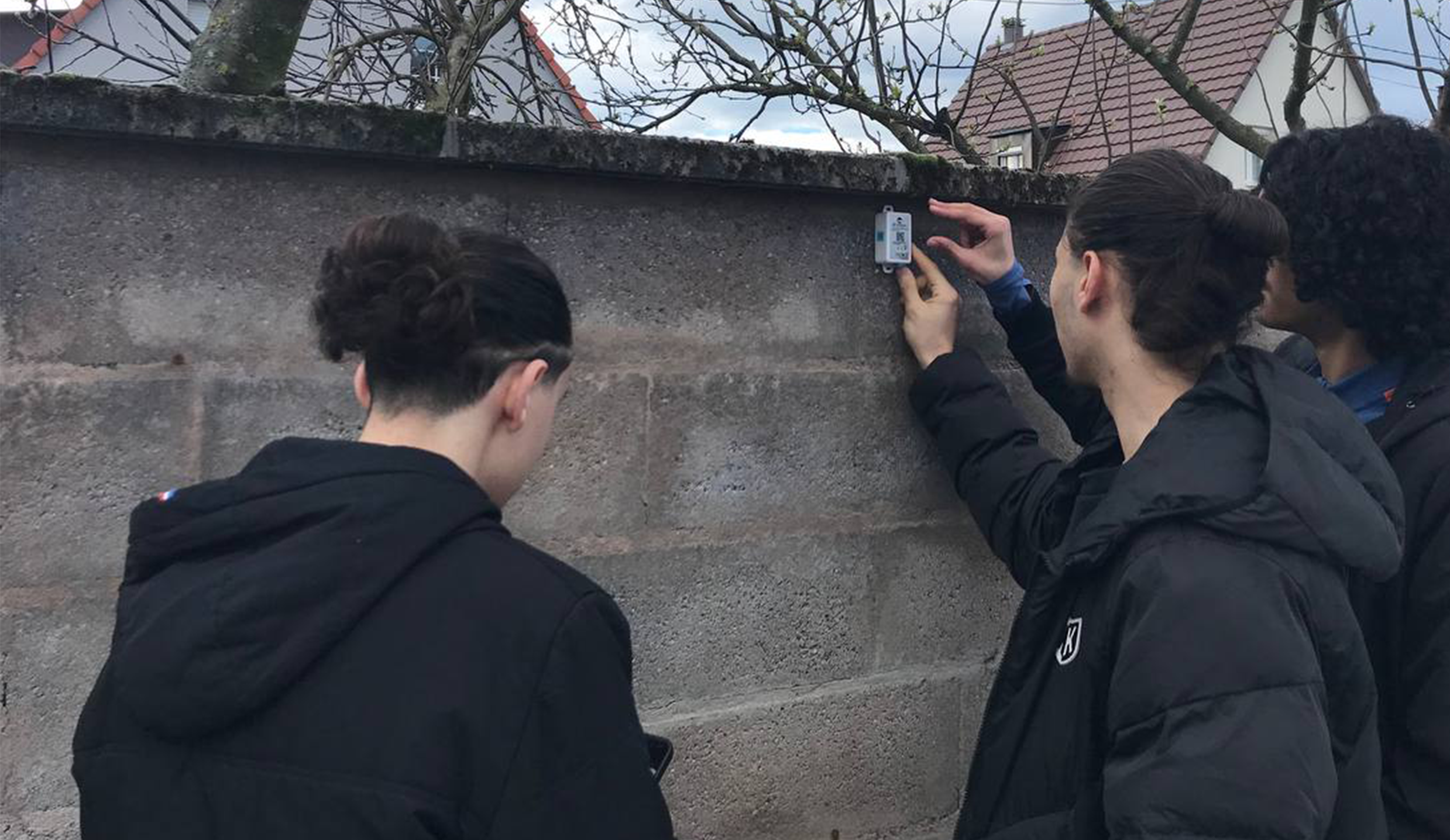 Pose de capteur de chaleur, dans le contexte d'un projet de recherche participative, mis en place par Savoirs Vivants