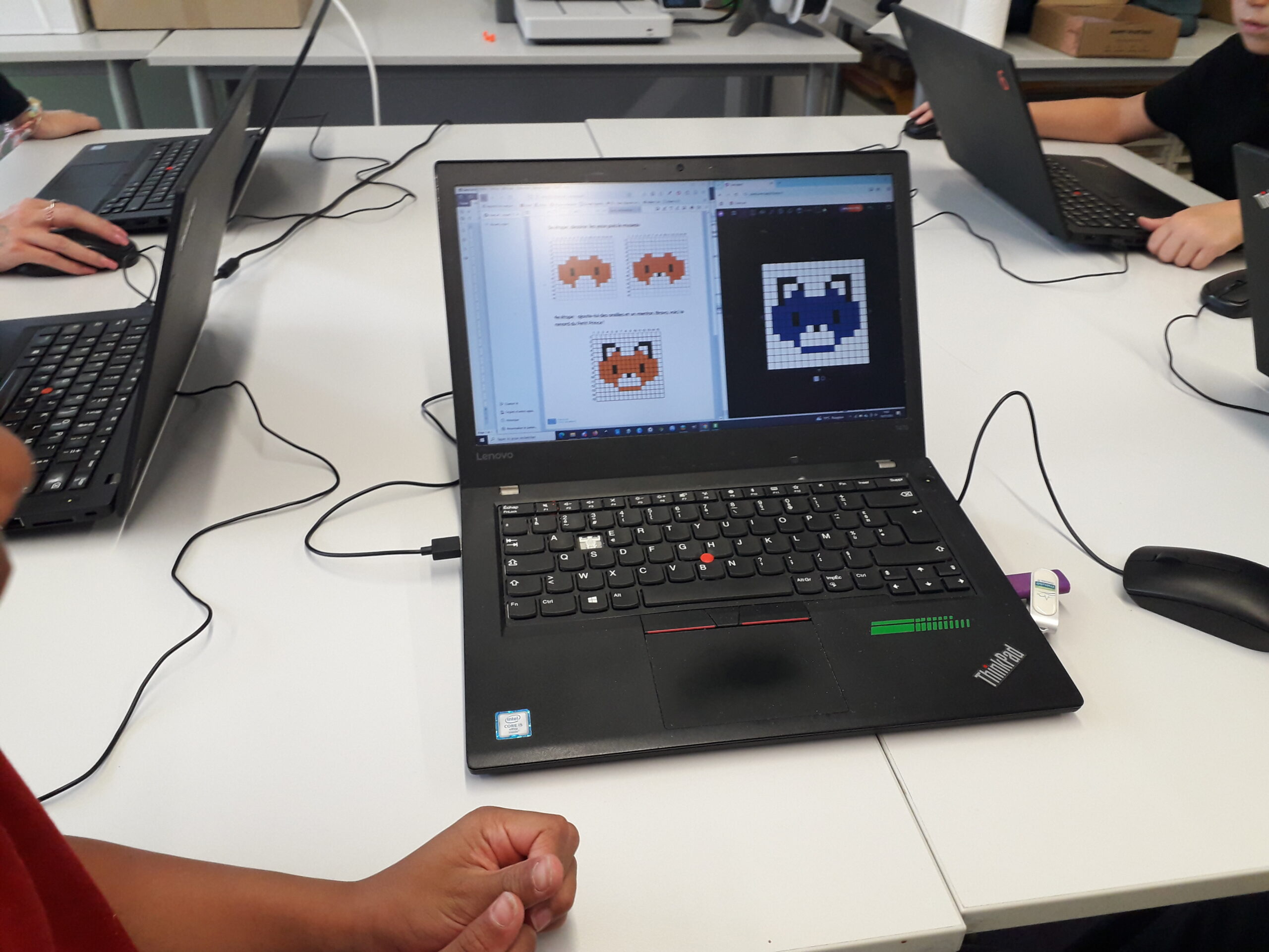 Elève créant un pixel art sur ordinateur lors d'un atelier de médiation numérique